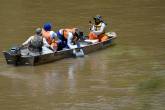 Funcionários da Vale fazem inspeção no Rio Paraopeba após o rompimento da barragem em Brumadinho, Minas Gerais