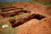 Cemitério em Brumadinho abre covas para receber vítimas de tragédia