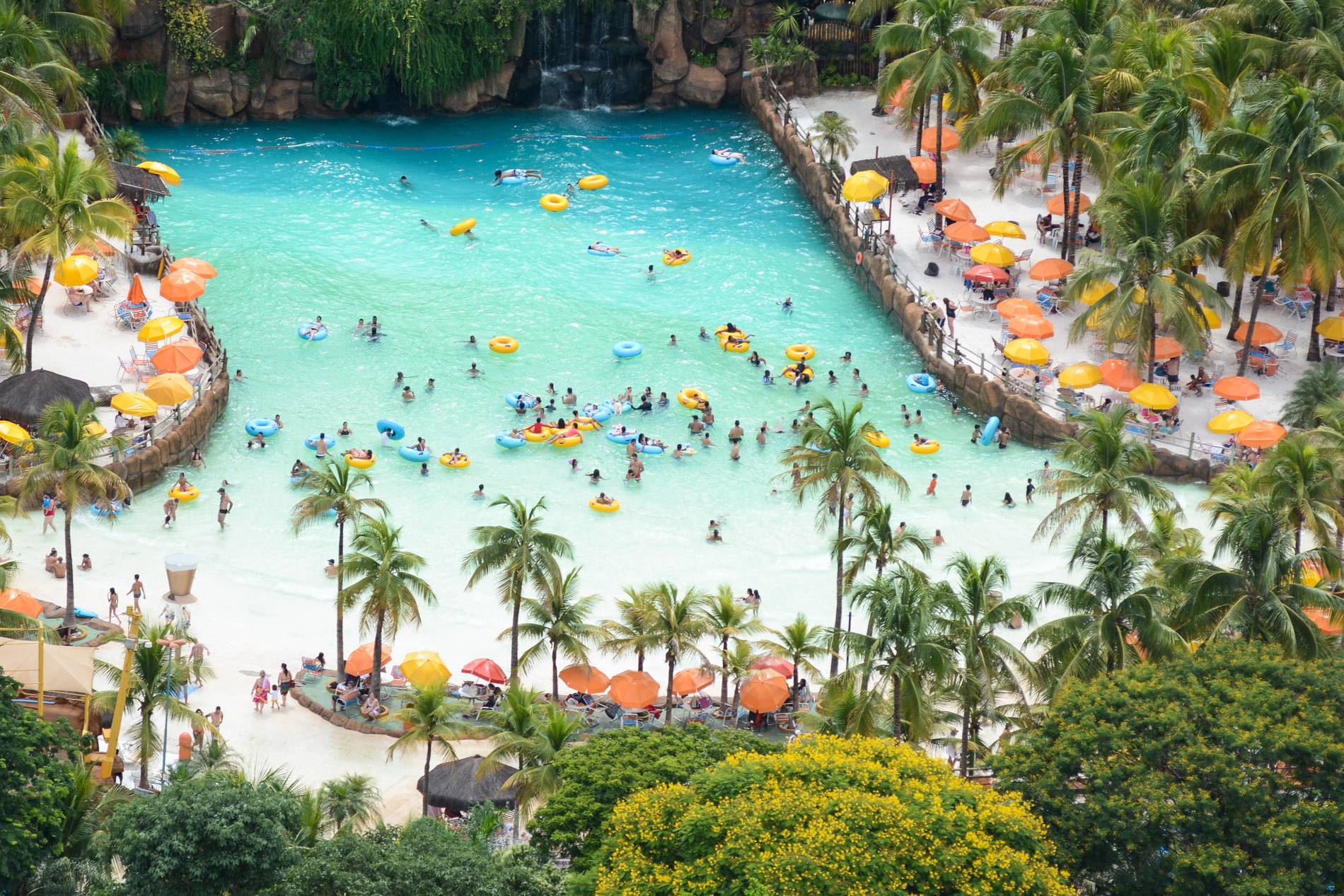 Praia artificial no parque Thermas dos Laranjais, em Olímpia, SP