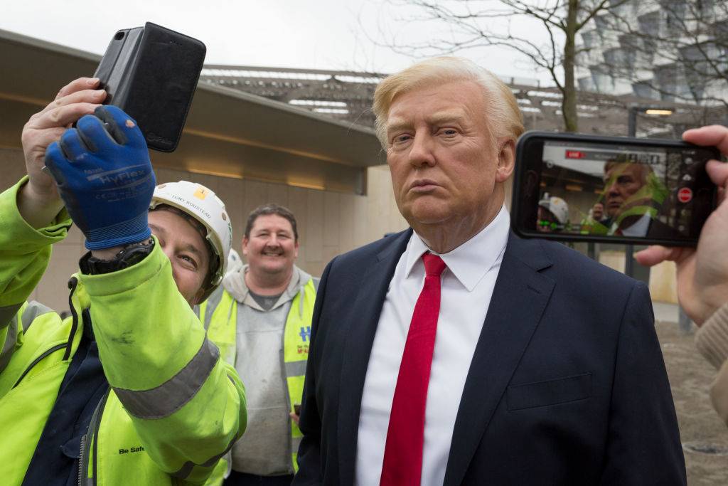  com a estátua de cera do presidente Donald Trump em Londres, Inglaterra.